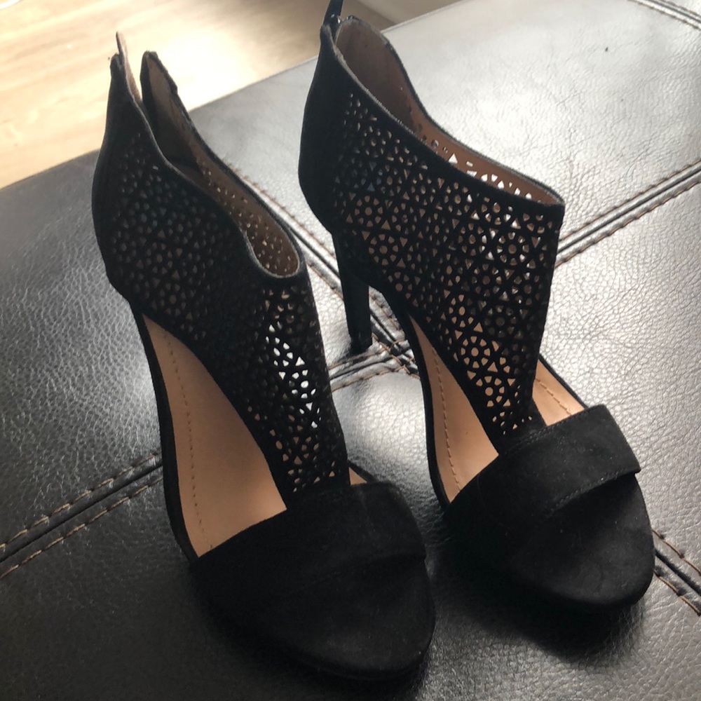 BCBG  peep toe Heels (never before worn)
